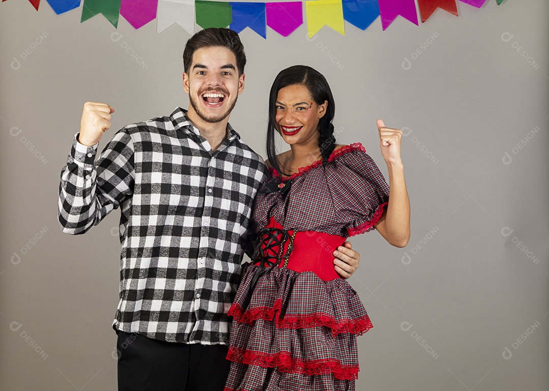 Lindo casal apaixonados celebrando festa junina