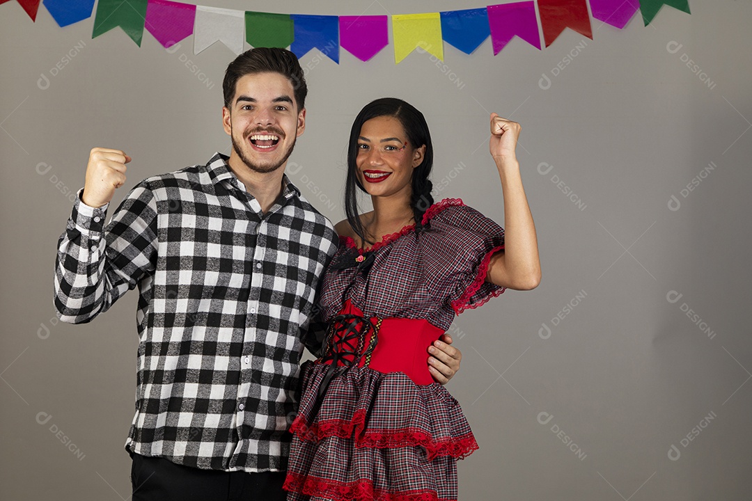 Lindo casal apaixonados celebrando festa junina
