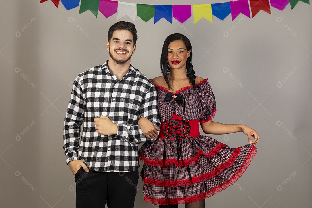 Lindo casal apaixonados celebrando festa junina