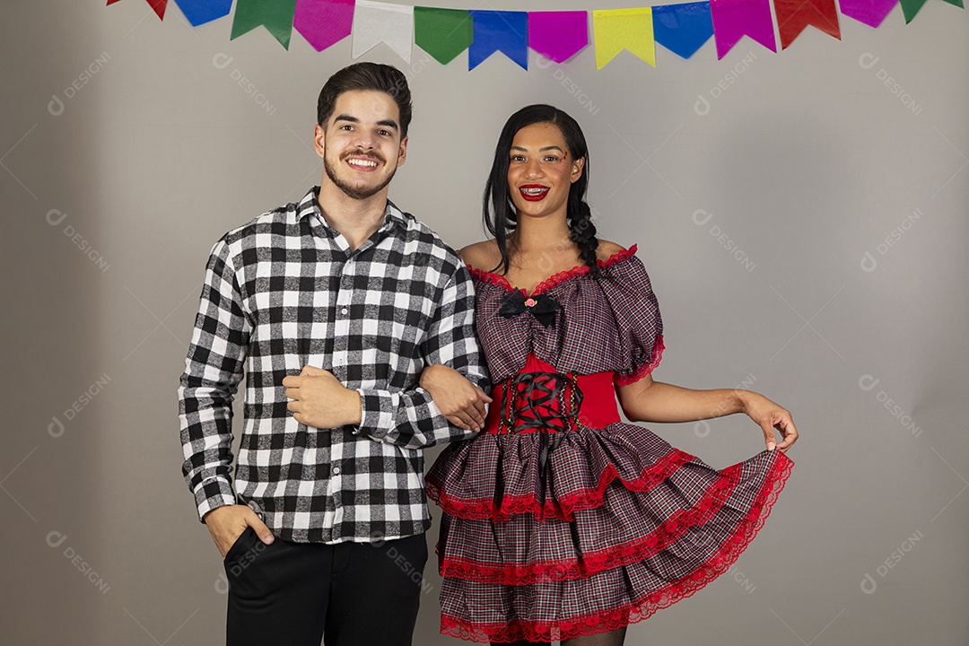 Lindo casal apaixonados celebrando festa junina