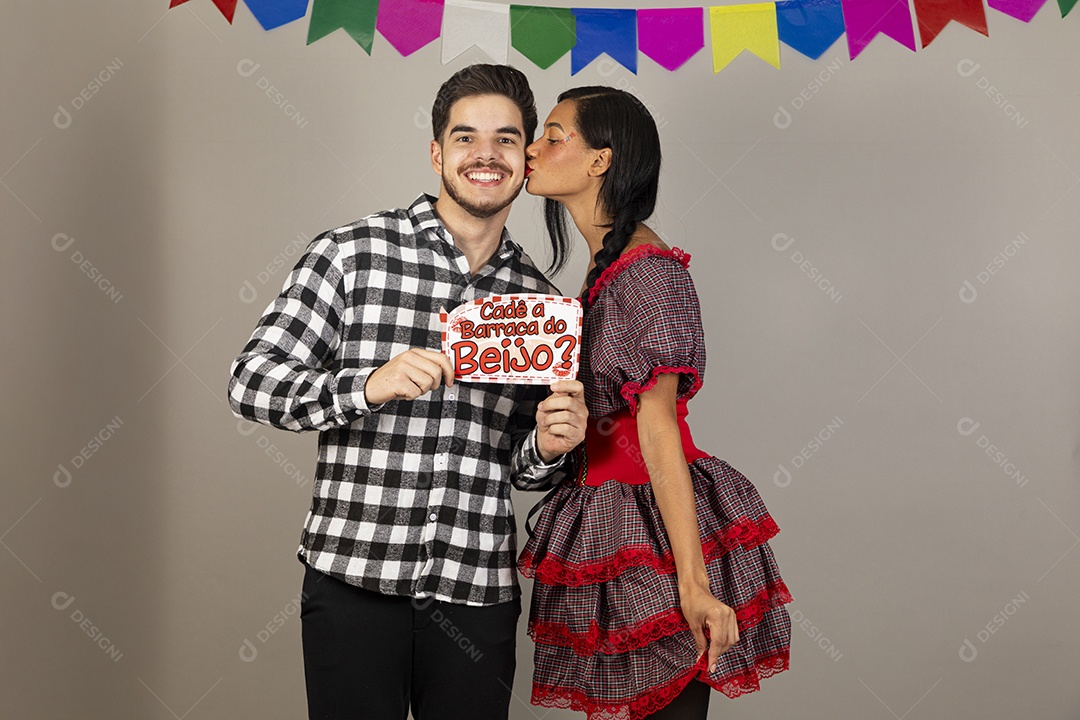 Lindo casal apaixonados celebrando festa junina