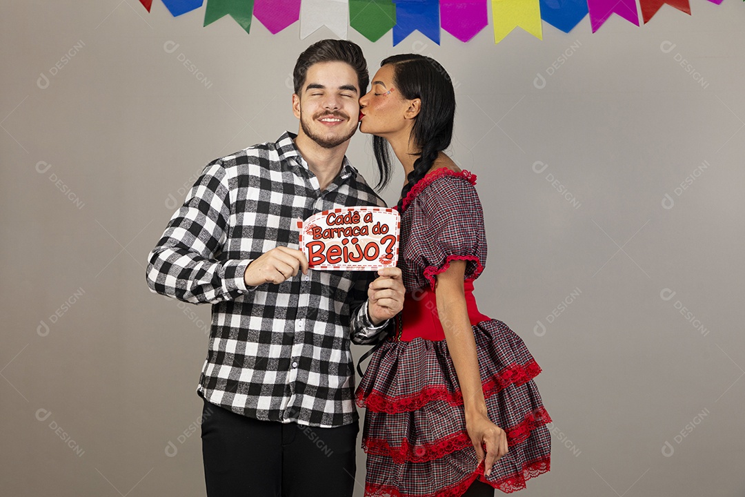 Lindo casal apaixonados celebrando festa junina