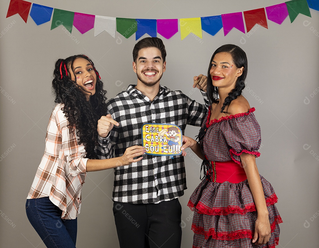Grupo de jovens usando roupas típicas de festa junina sobre fundo isolado