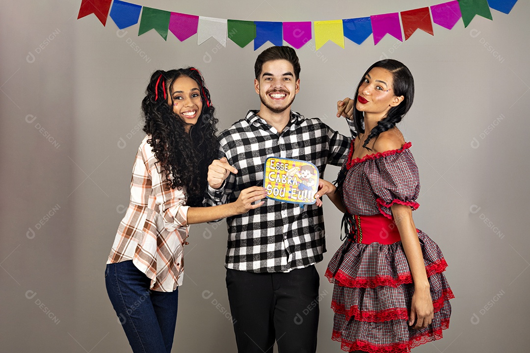 Grupo de jovens usando roupas típicas de festa junina sobre fundo isolado