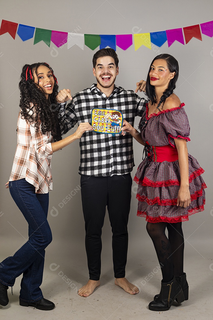 Grupo de jovens usando roupas típicas de festa junina sobre fundo isolado