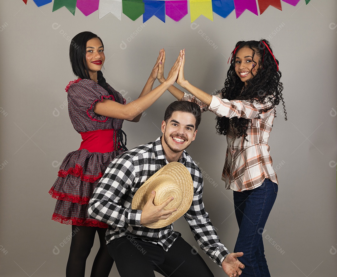 Grupo de jovens usando roupas típicas de festa junina sobre fundo isolado