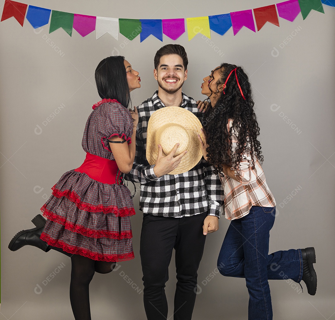 Grupo de jovens usando roupas típicas de festa junina sobre fundo isolado