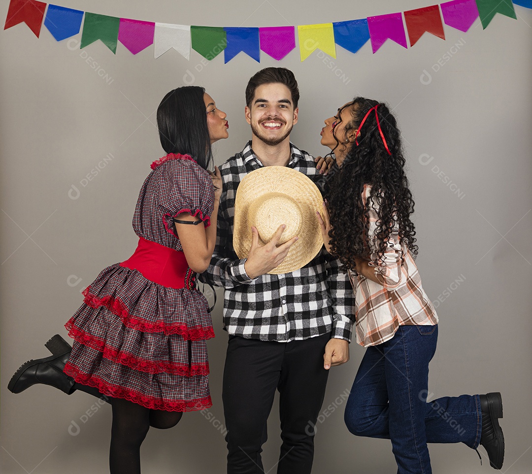 Grupo de jovens usando roupas típicas de festa junina sobre fundo isolado