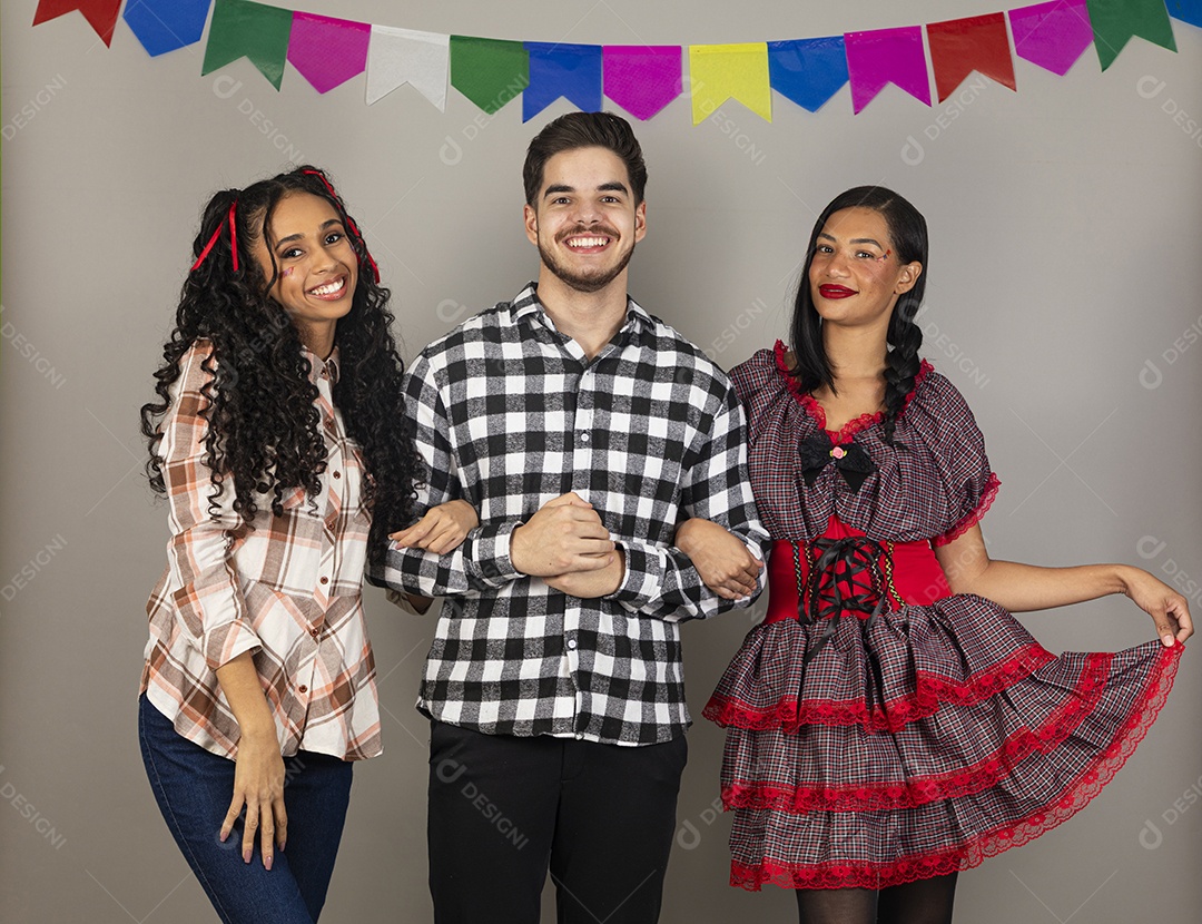 Grupo de jovens usando roupas típicas de festa junina sobre fundo isolado