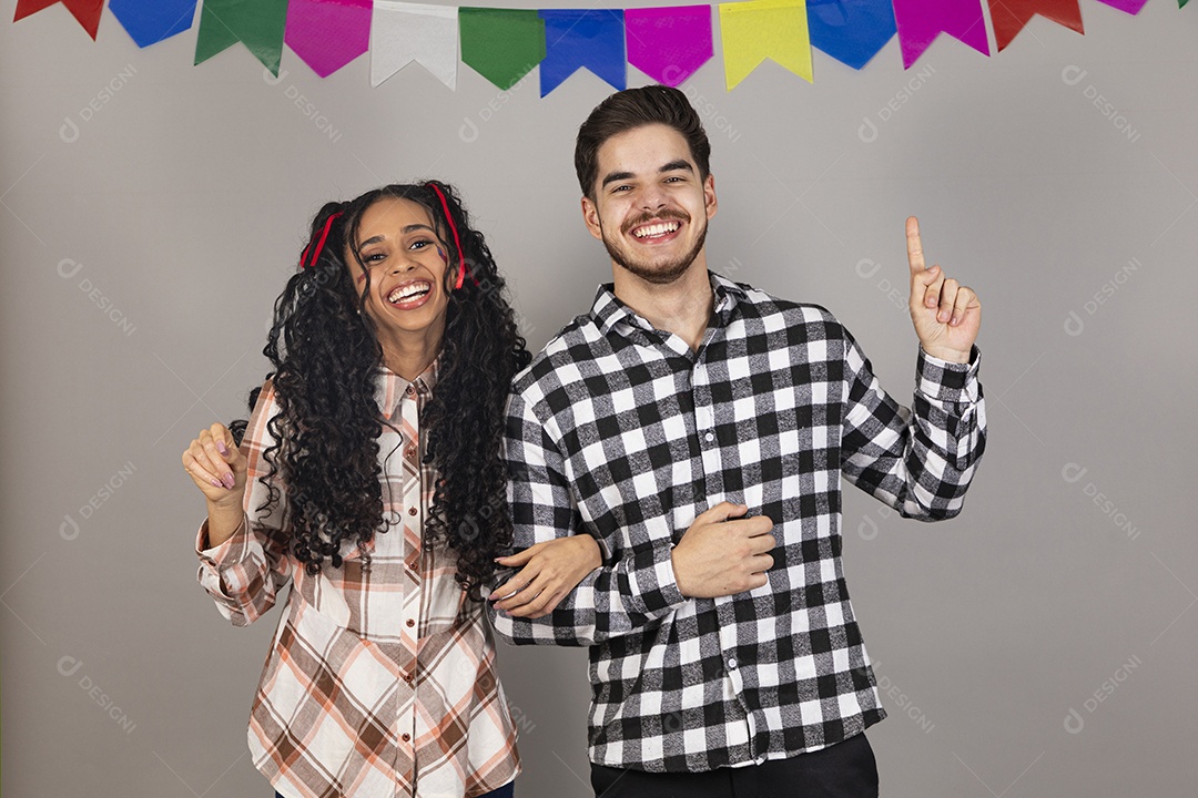 Lindo casal apaixonados celebrando festa junina