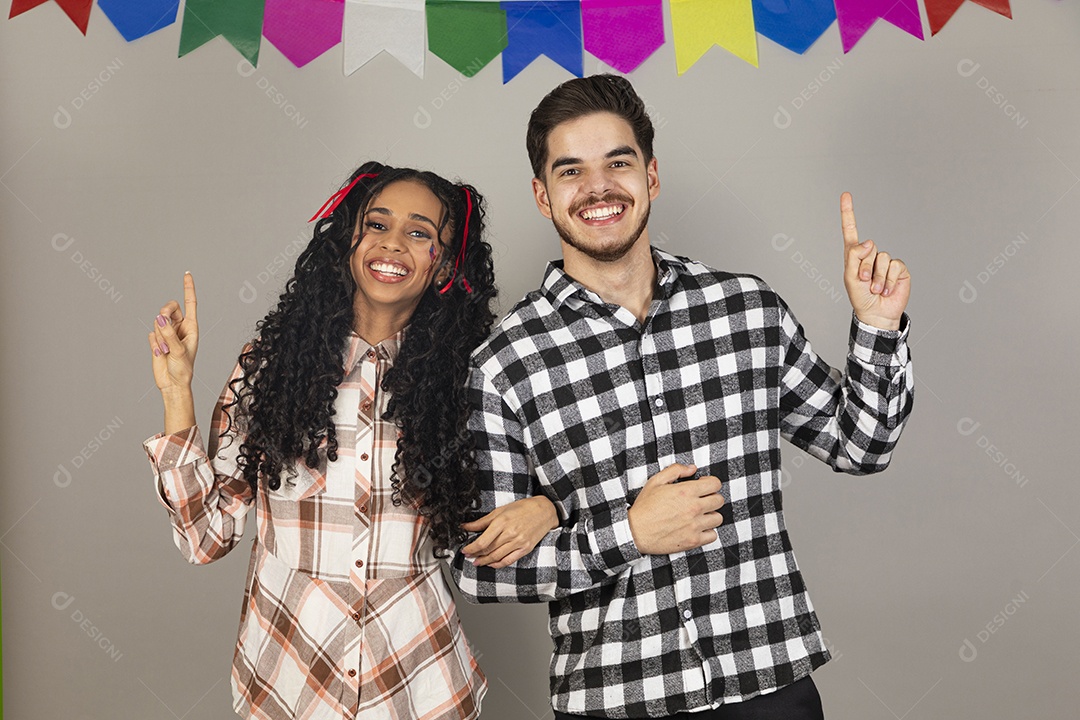 Lindo casal apaixonados celebrando festa junina