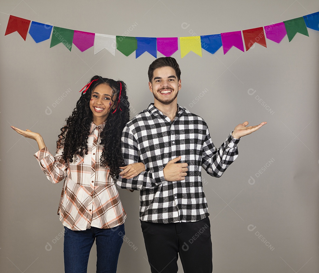 Lindo casal apaixonados celebrando festa junina