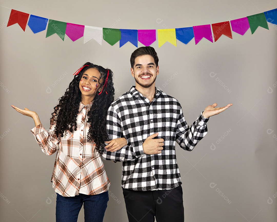 Lindo casal apaixonados celebrando festa junina