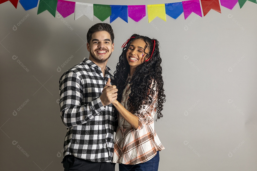 Lindo casal apaixonados celebrando festa junina