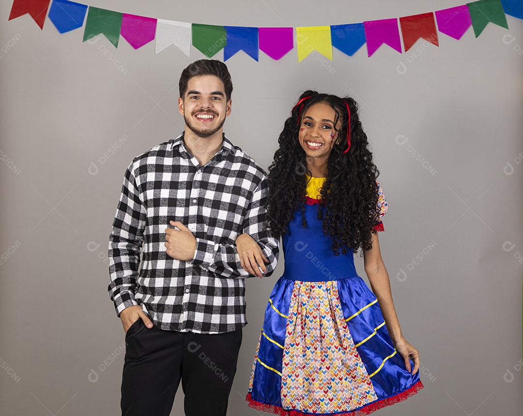Lindo casal apaixonados celebrando festa junina