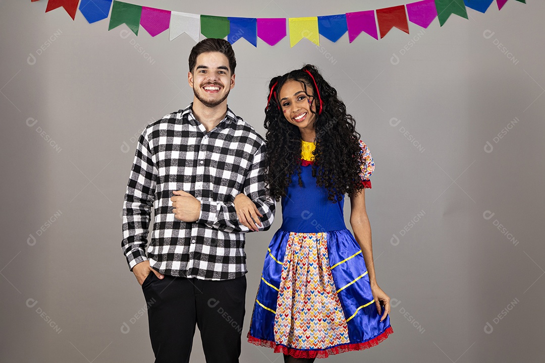 Lindo casal apaixonados celebrando festa junina