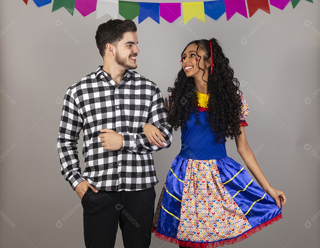 Lindo casal apaixonados celebrando festa junina