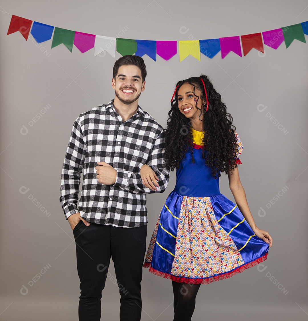Lindo casal apaixonados celebrando festa junina