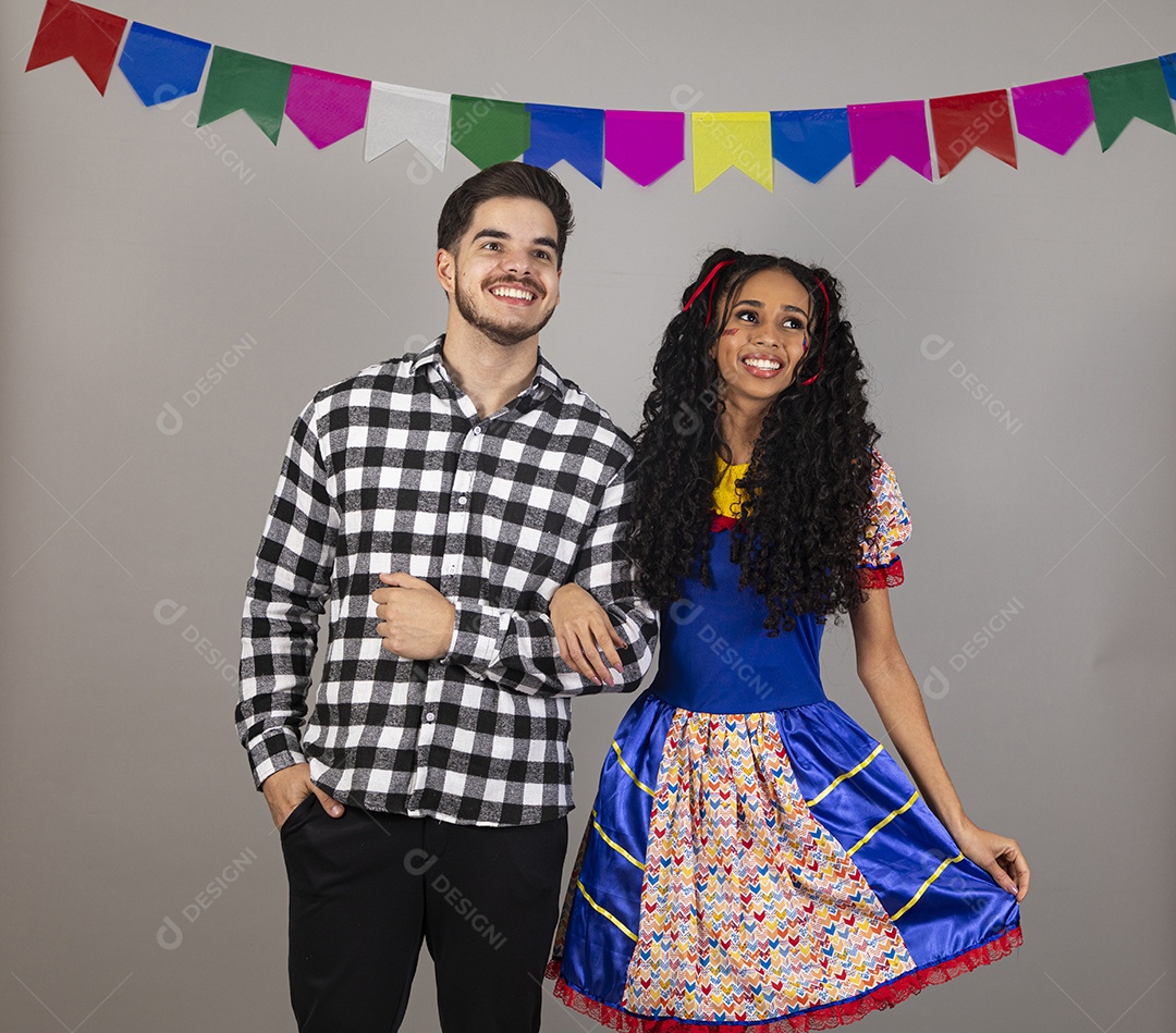 Lindo casal apaixonados celebrando festa junina