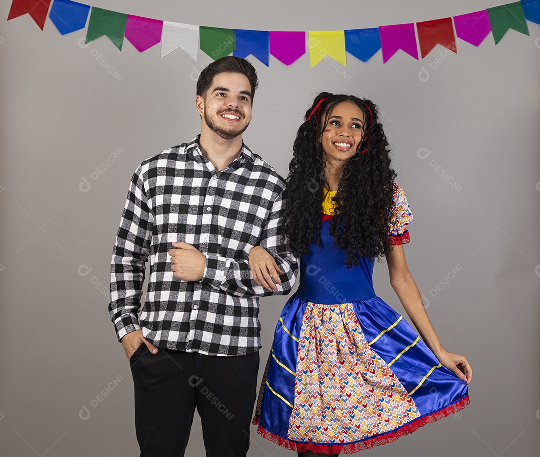 Lindo casal apaixonados celebrando festa junina