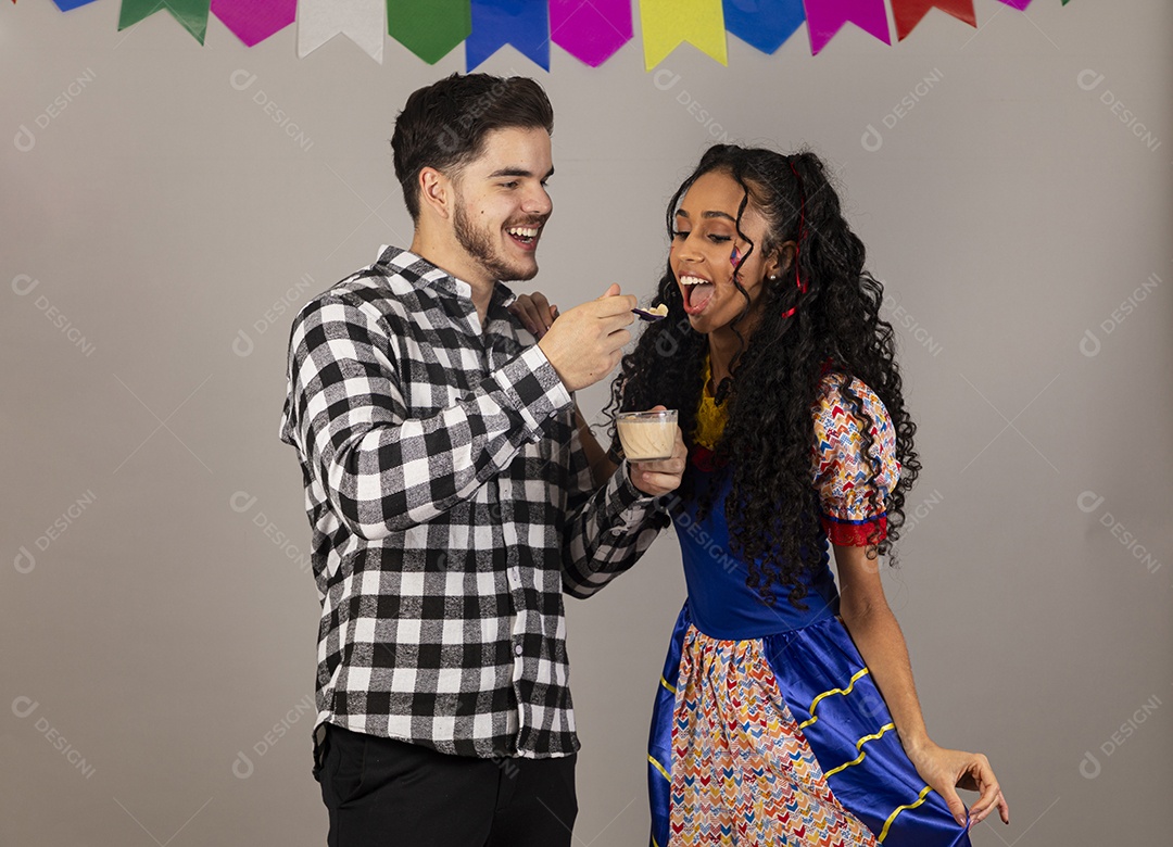 Lindo casal apaixonados celebrando festa junina