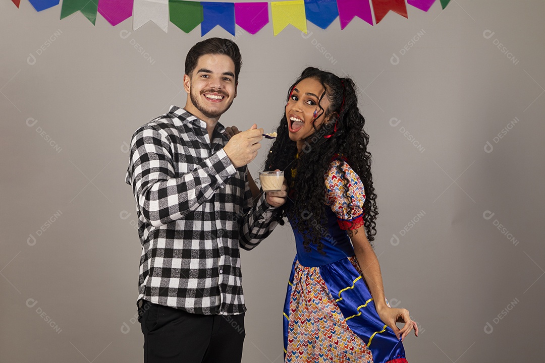 Lindo casal apaixonados celebrando festa junina