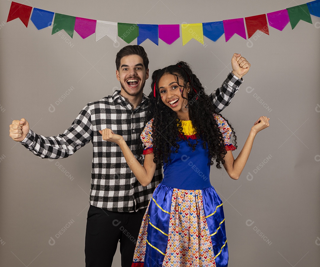 Lindo casal apaixonados celebrando festa junina