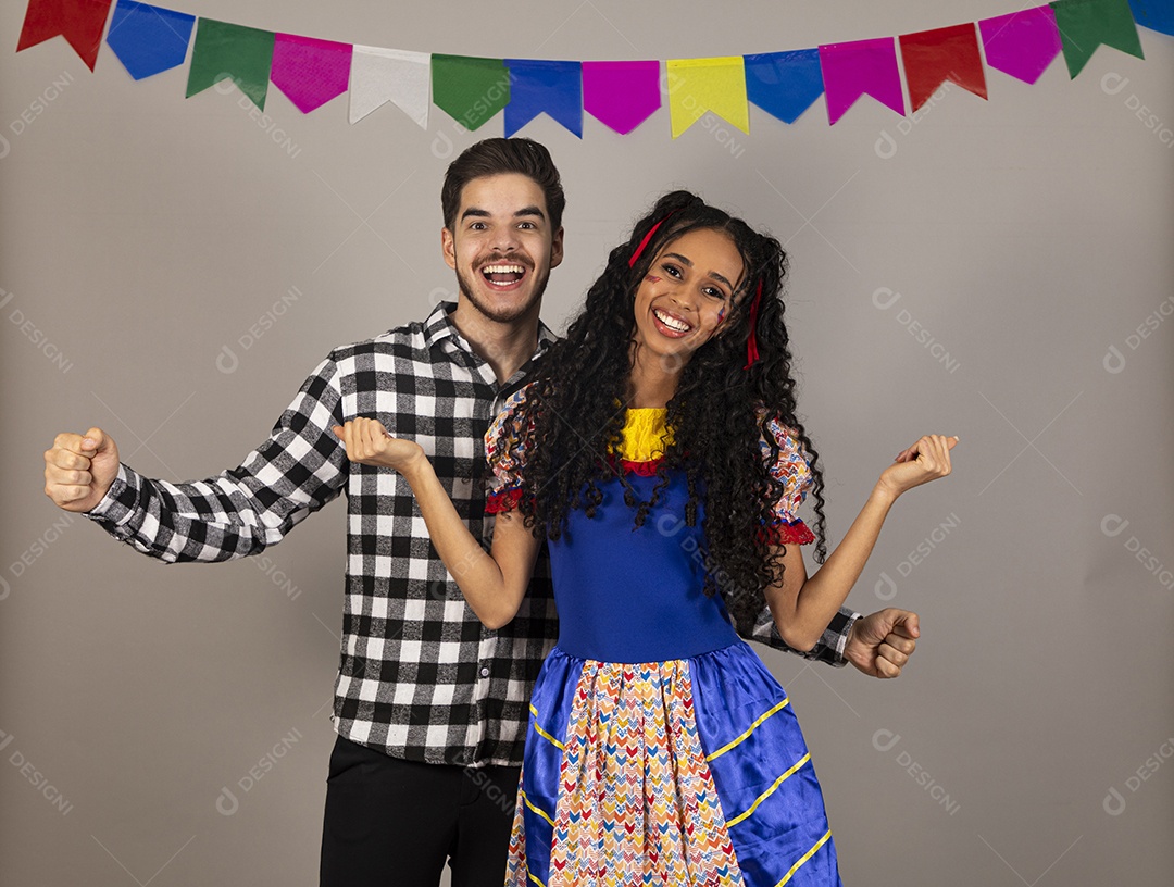 Lindo casal apaixonados celebrando festa junina