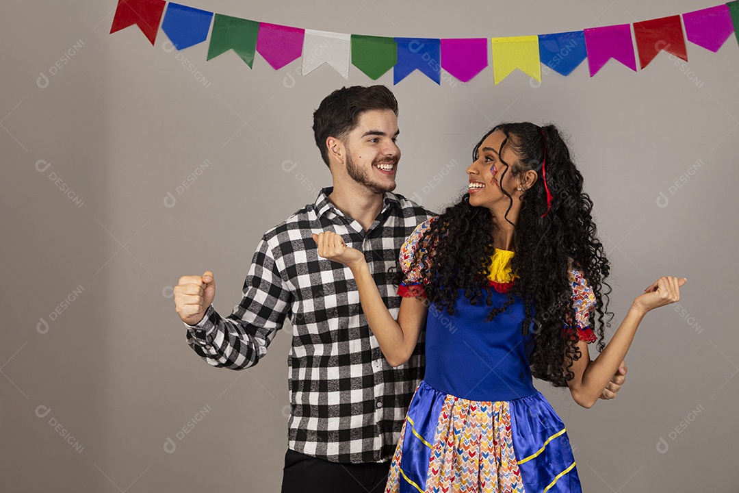 Lindo casal apaixonados celebrando festa junina