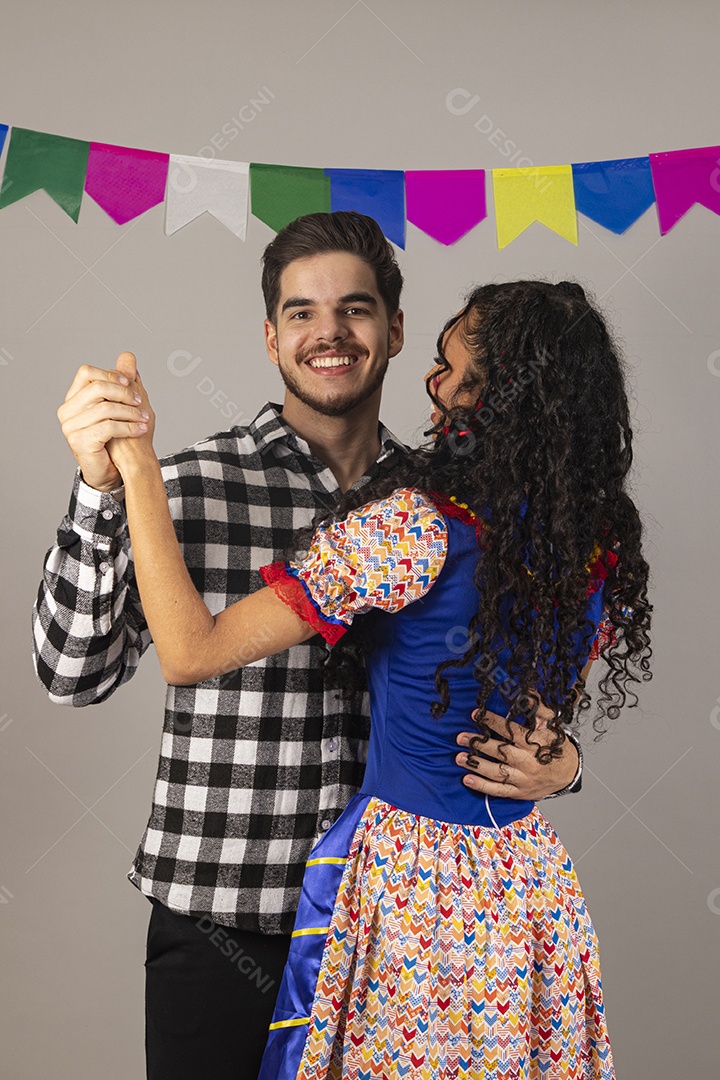 Lindo casal apaixonados celebrando festa junina