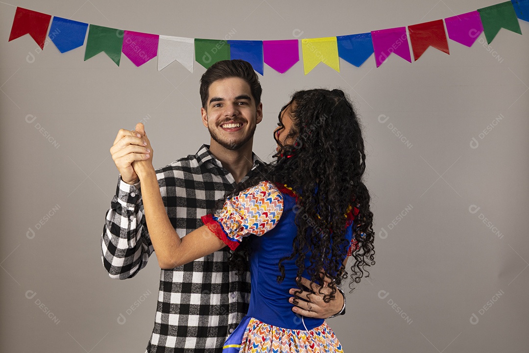 Lindo casal apaixonados celebrando festa junina