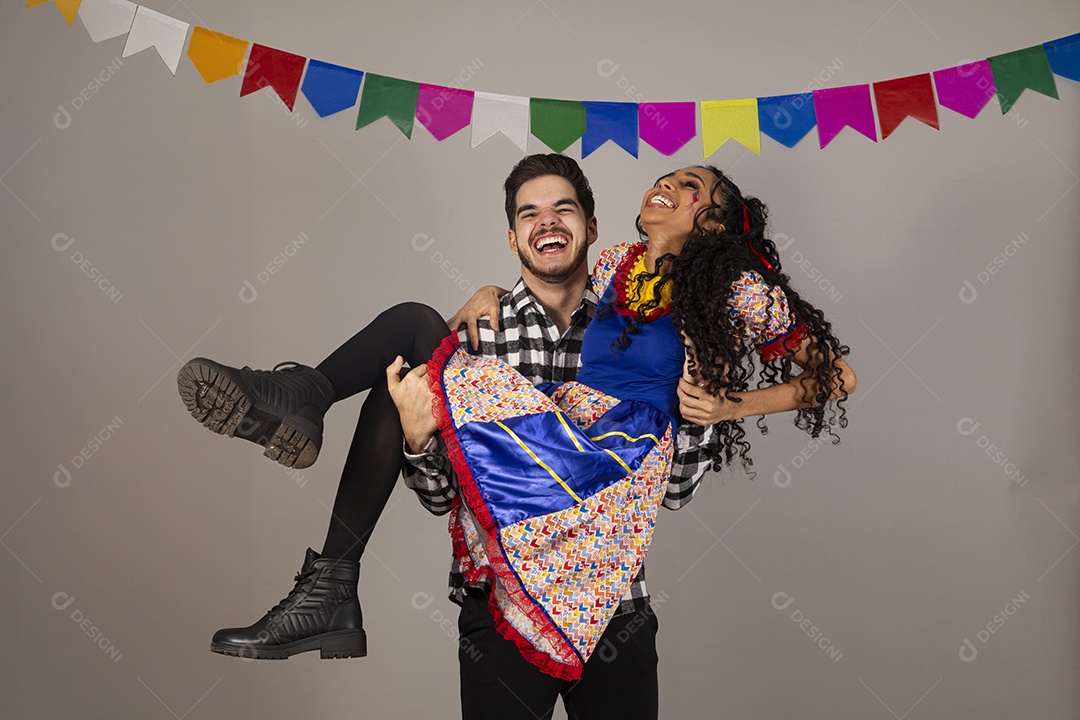Lindo casal apaixonados celebrando festa junina