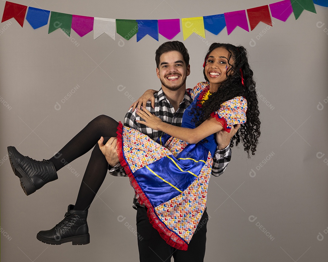 Lindo casal apaixonados celebrando festa junina