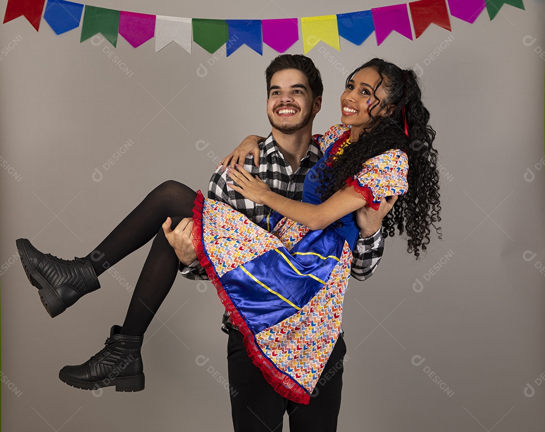 Lindo casal apaixonados celebrando festa junina
