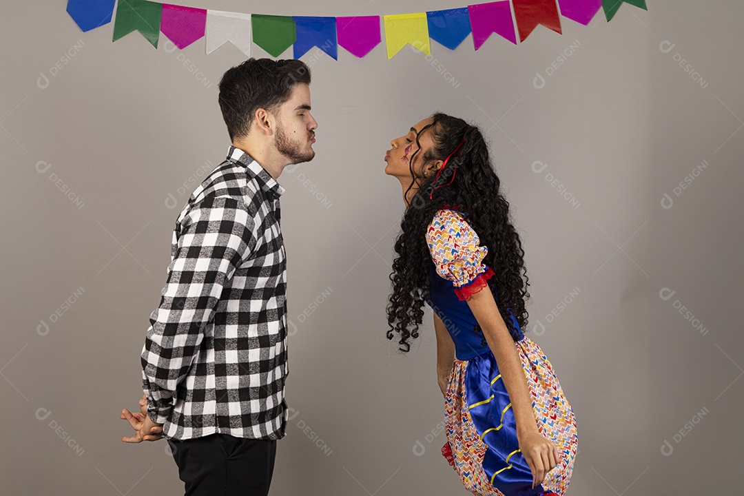 Lindo casal apaixonados celebrando festa junina