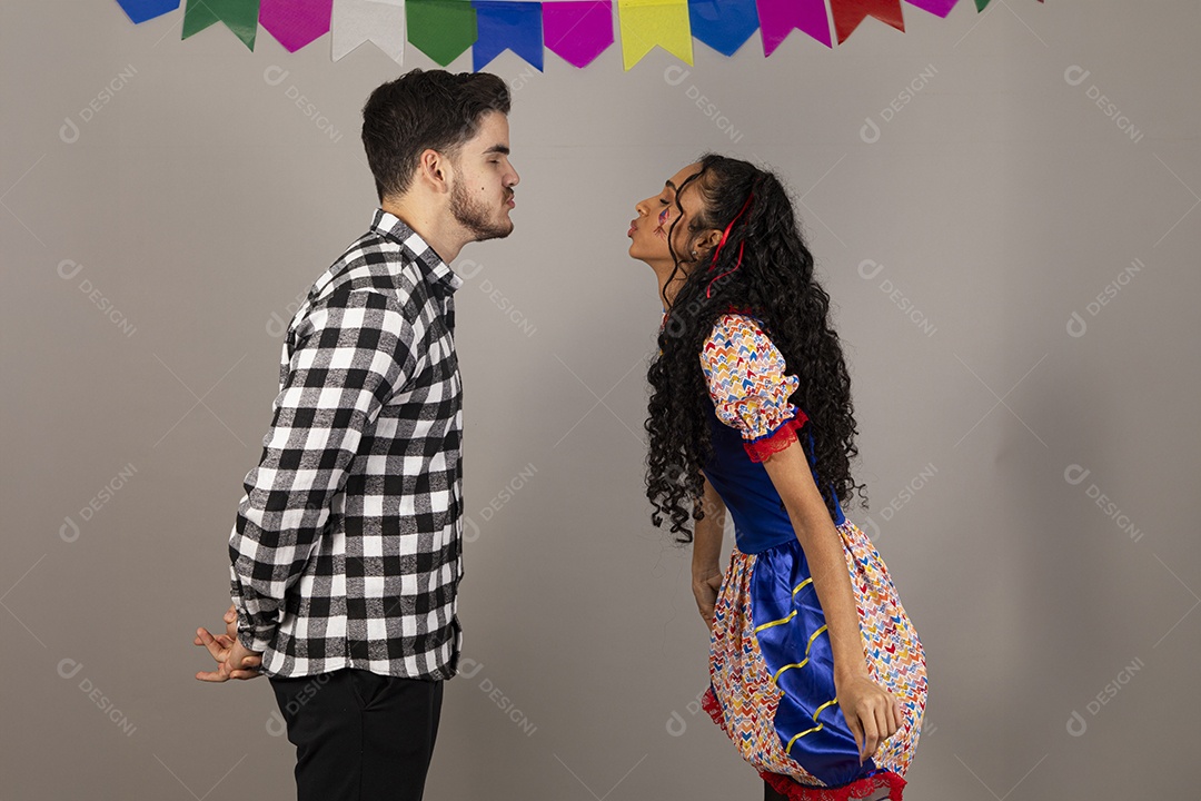 Lindo casal apaixonados celebrando festa junina