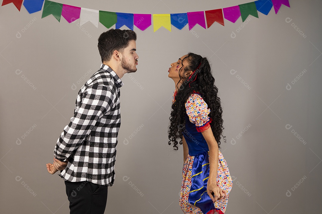 Lindo casal apaixonados celebrando festa junina