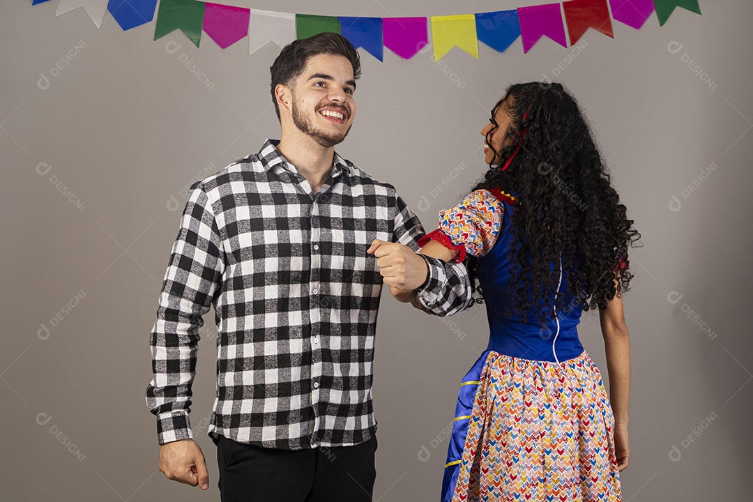 Lindo casal apaixonados celebrando festa junina