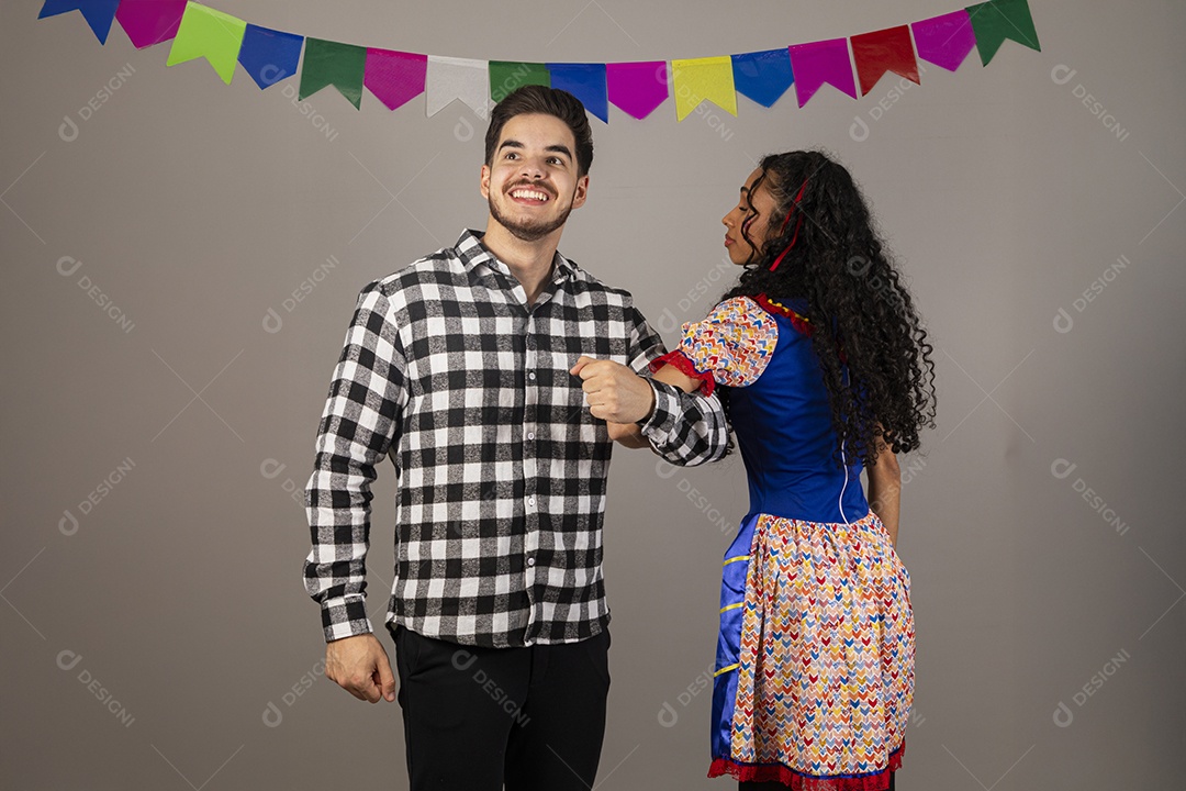 Lindo casal apaixonados celebrando festa junina
