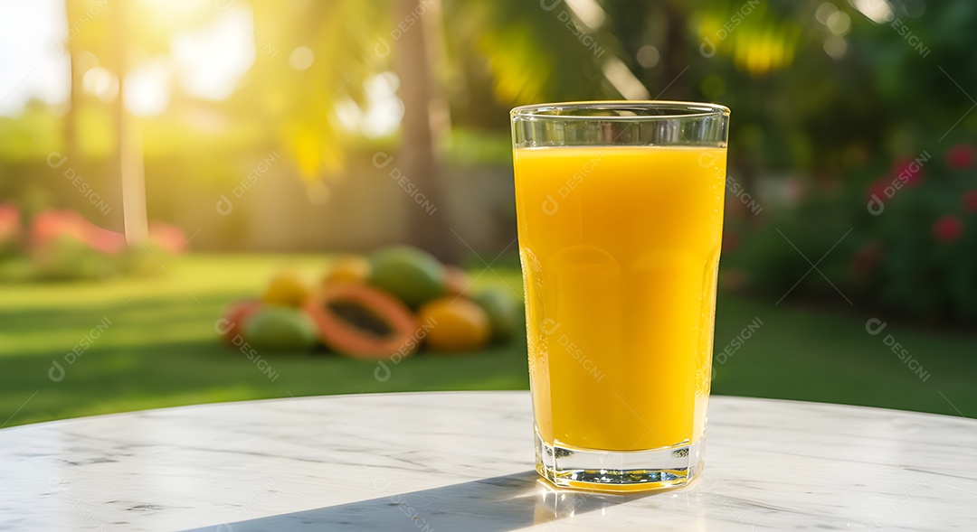 Copo de suco em uma mesa branca