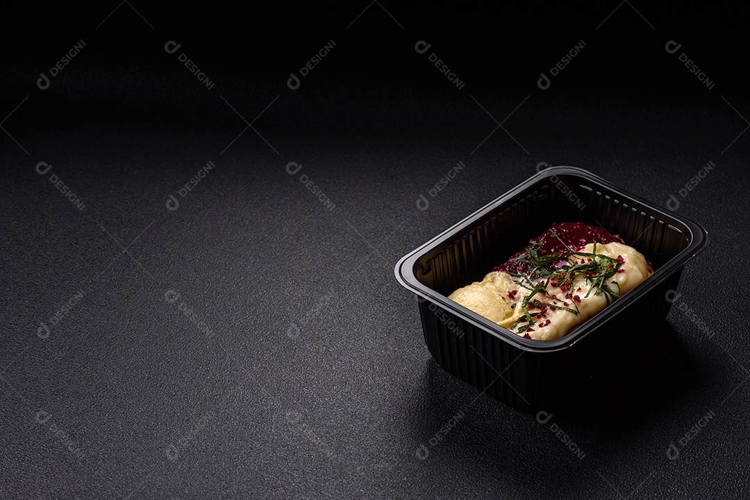 Delicioso pão doce em uma mesa de concreto