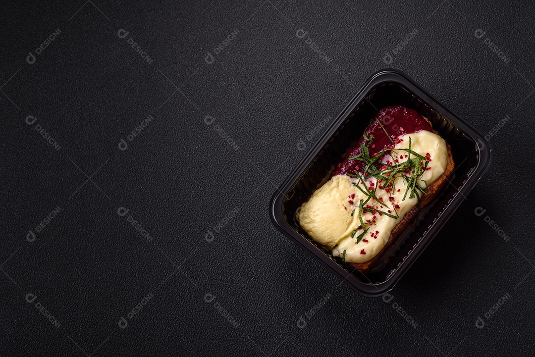 Delicioso pão doce em uma mesa de concreto