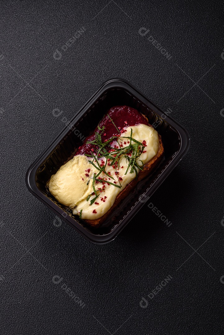 Delicioso pão doce em uma mesa de concreto