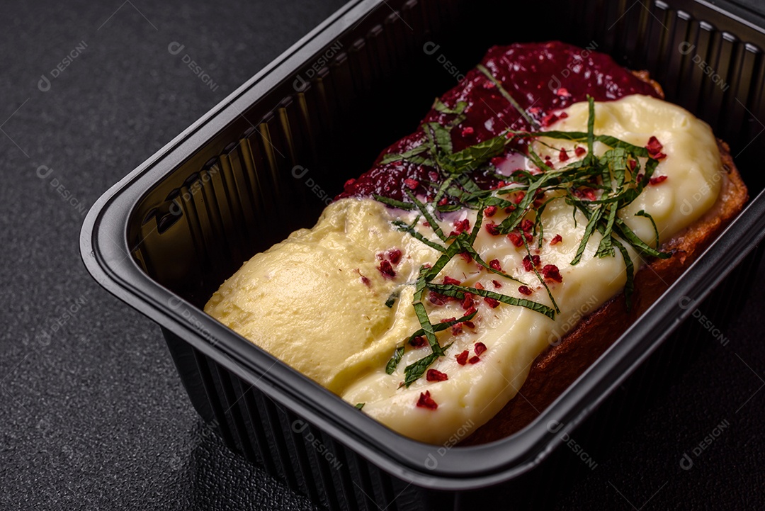 Delicioso pão doce em uma mesa de concreto