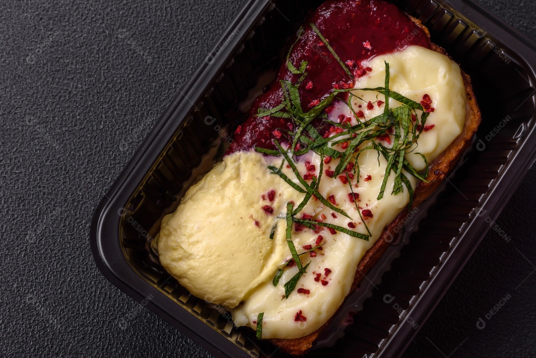 Delicioso pão doce em uma mesa de concreto