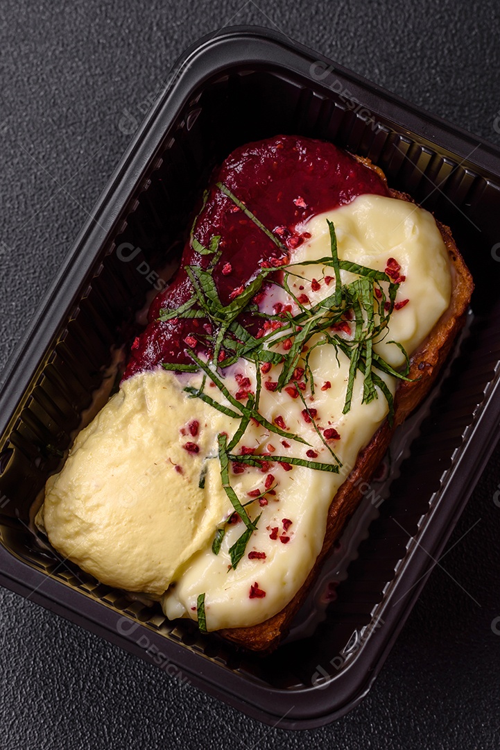 Delicioso pão doce em uma mesa de concreto