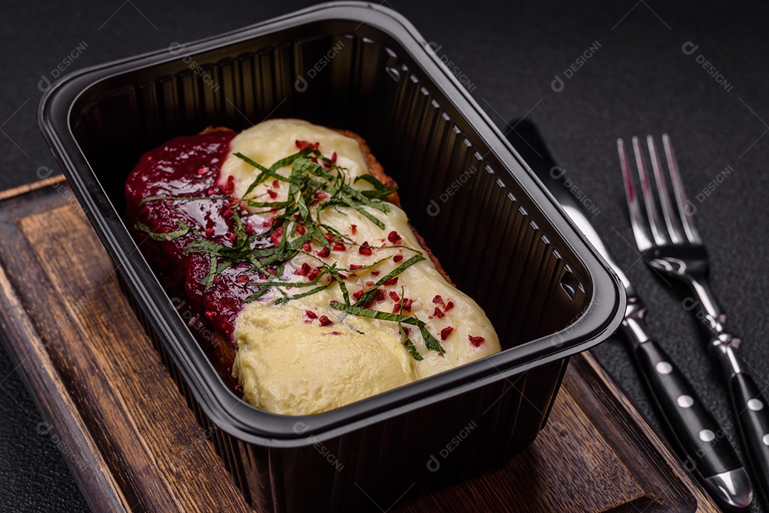 Delicioso pão doce em uma mesa de concreto