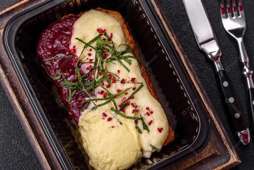 Delicioso pão doce em uma mesa de concreto