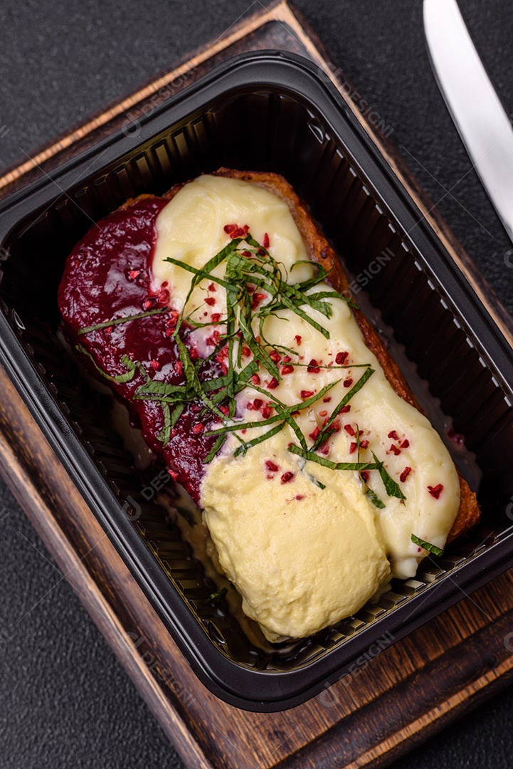 Delicioso pão doce em uma mesa de concreto