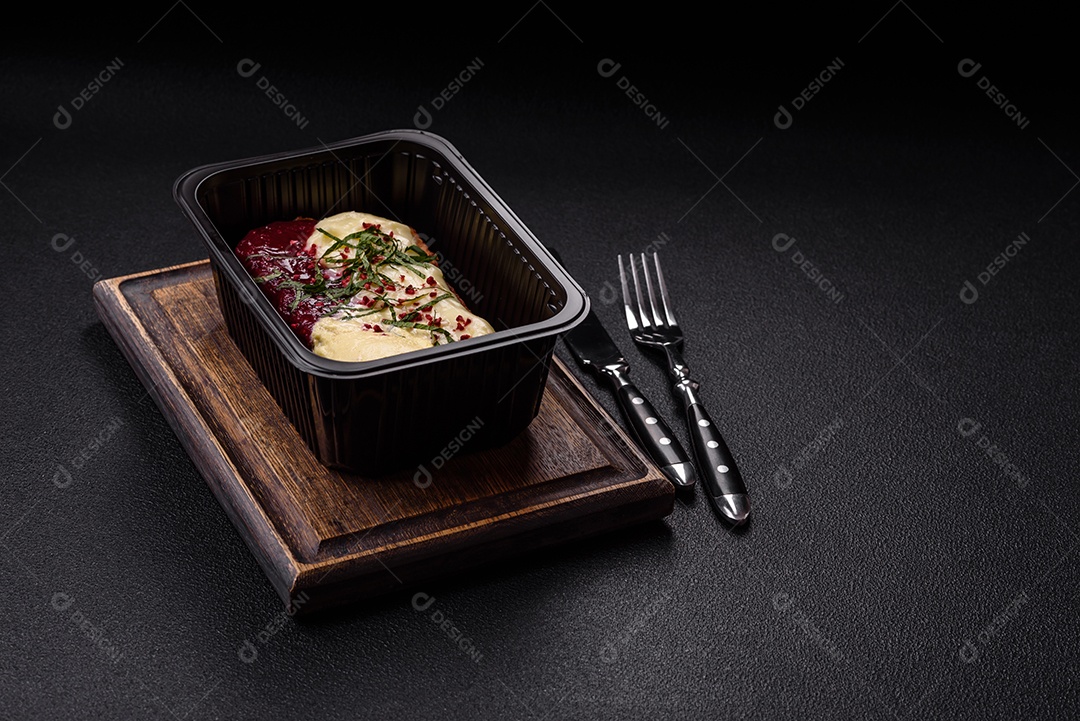 Delicioso pão doce em uma mesa de concreto